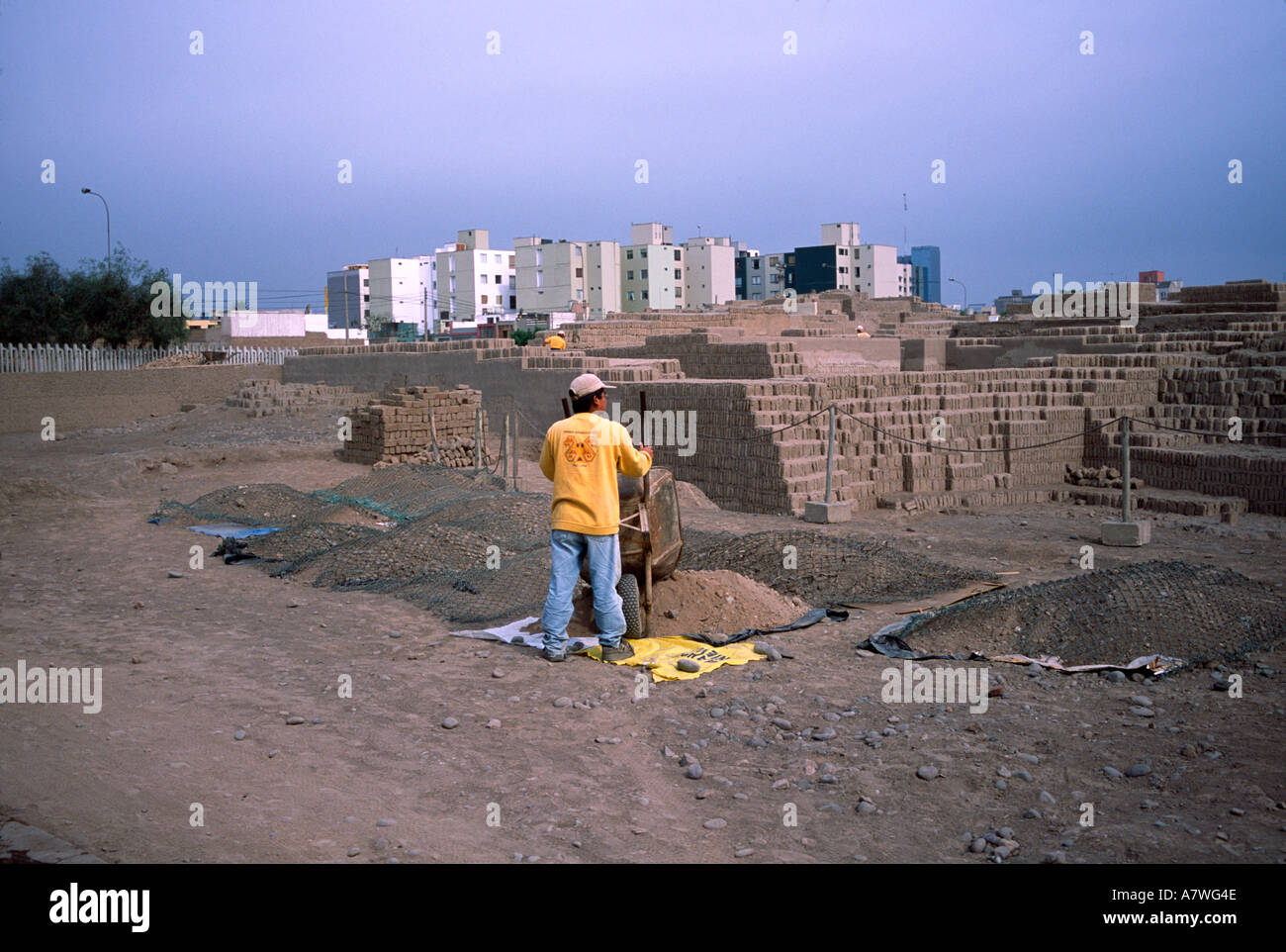 Lavoratore la rimozione di detriti dal sito di scavo a Huaca Pucllana. Lima, Perù Foto Stock