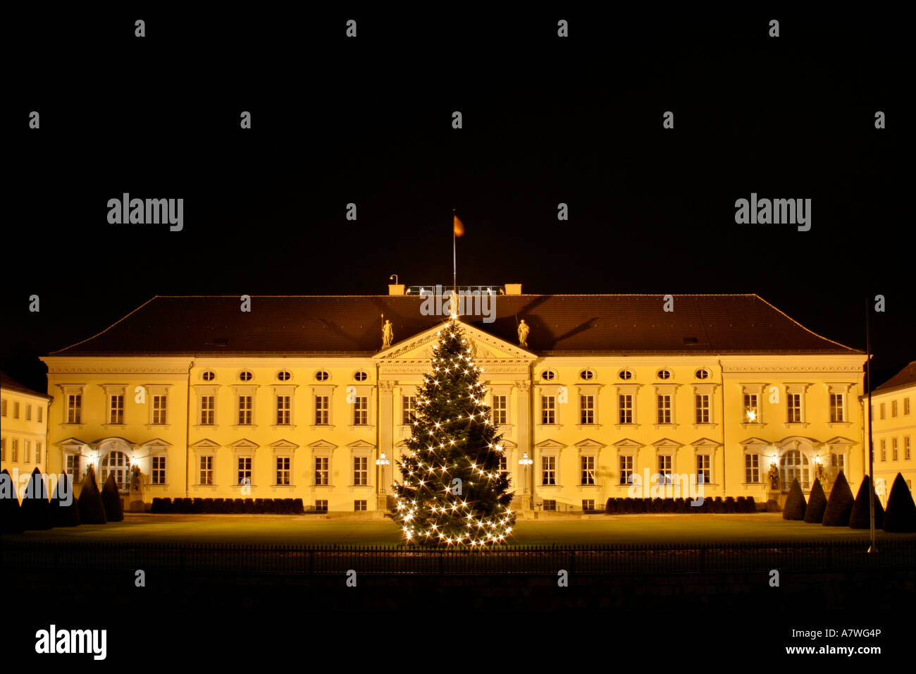 Castello Bellevue, il domicilio del Presidente Federale, con albero di natale, Berlino, Germania Foto Stock