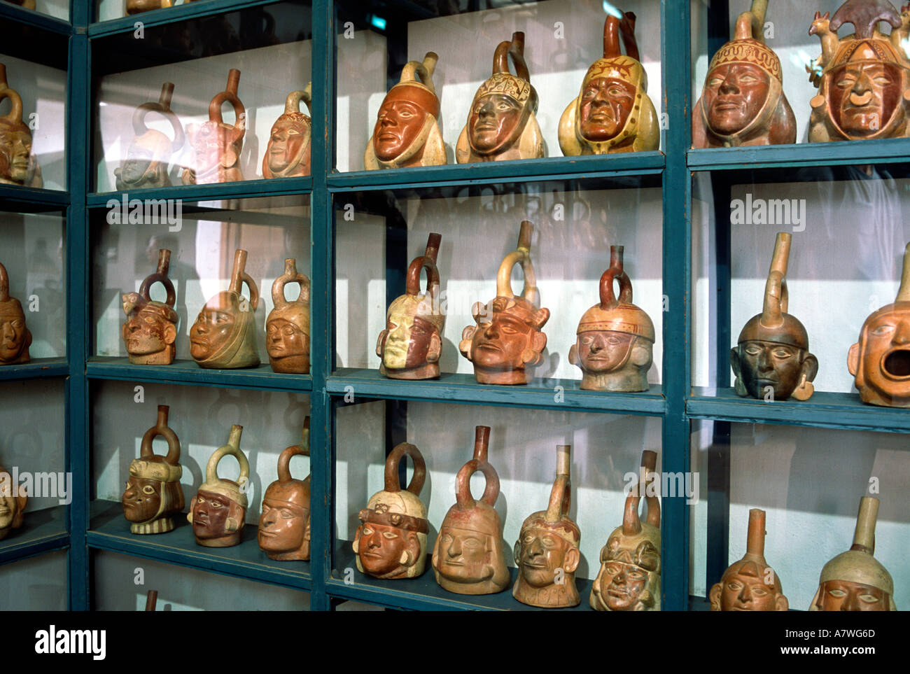 Alcuni 50 000 pezzi di epoca Moche in ceramica in mostra presso il Museo Larco Foto Stock