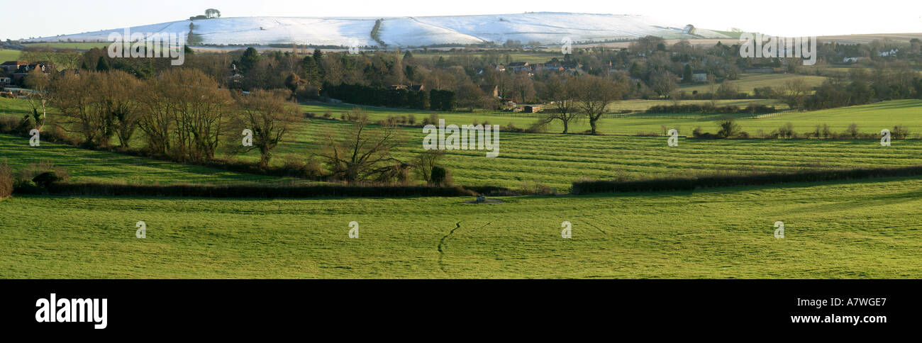 Vista panoramica di un Snow capped Liddington collina dalla Wanborough Foto Stock