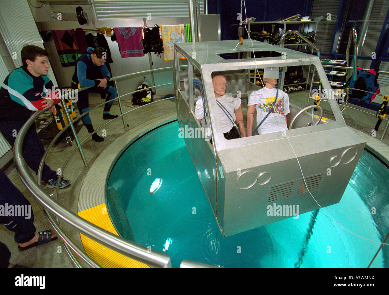 Corso di laboratorio per i vigili del fuoco per il soccorso di uomini in una macchina che è sotto l'acqua.Koblenz, Renania-Palatinato, Germania Foto Stock