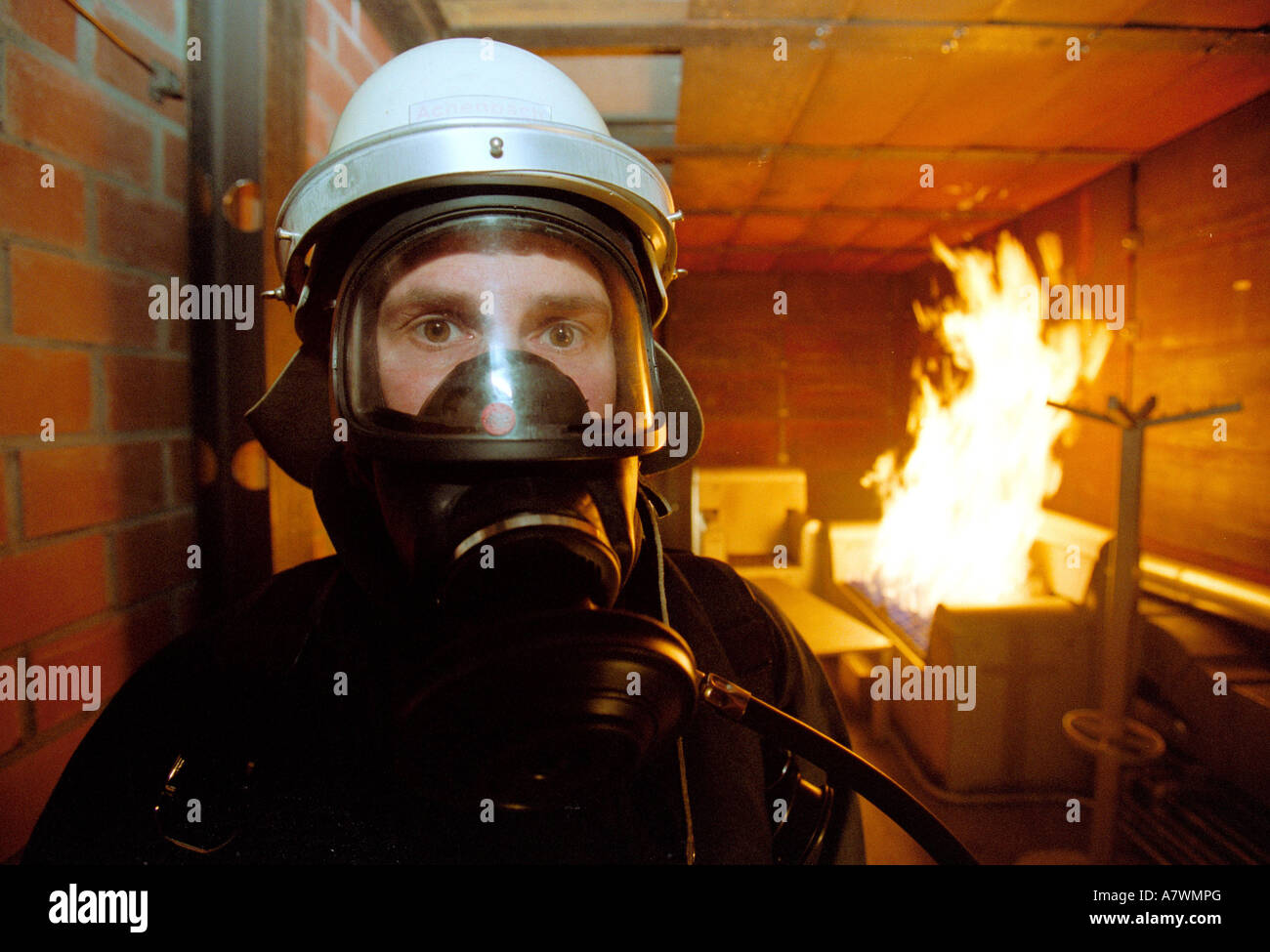 Fire fighter con protezione della respirazione in un incendio pratica.Koblenz, Renania-Palatinato, Germania Foto Stock