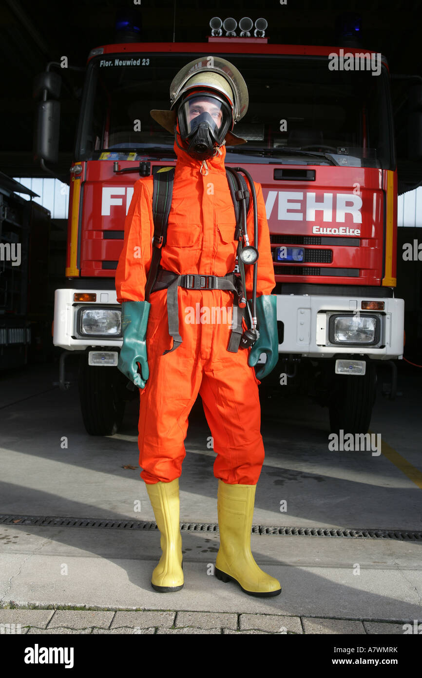 Vigile del fuoco con un abbigliamento protettivo Foto Stock