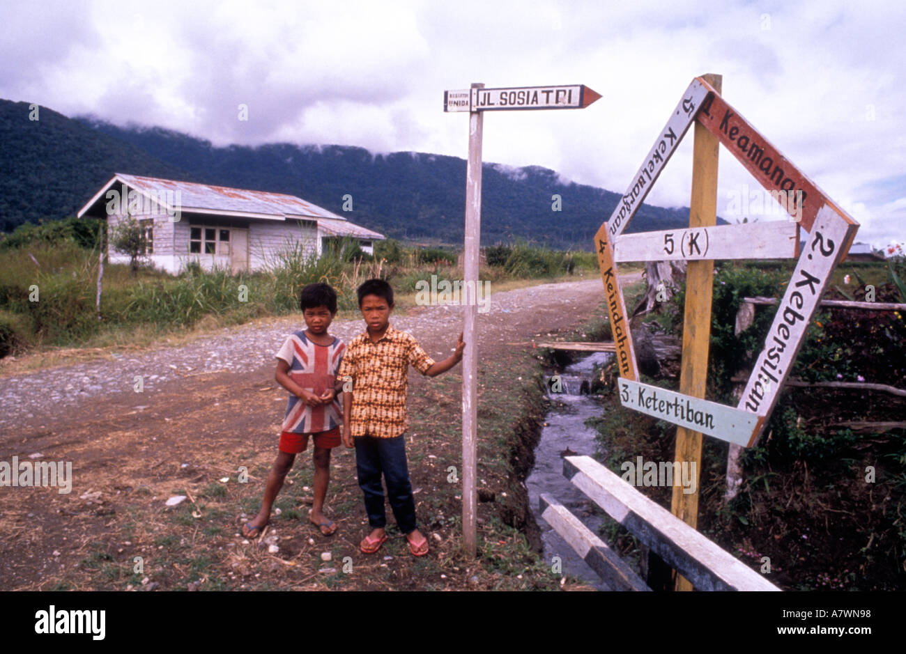 Indonesia Sumatra Aceh Takengon Giavanesi i bambini in un villaggio transmigrant nel centro di Aceh Foto Stock