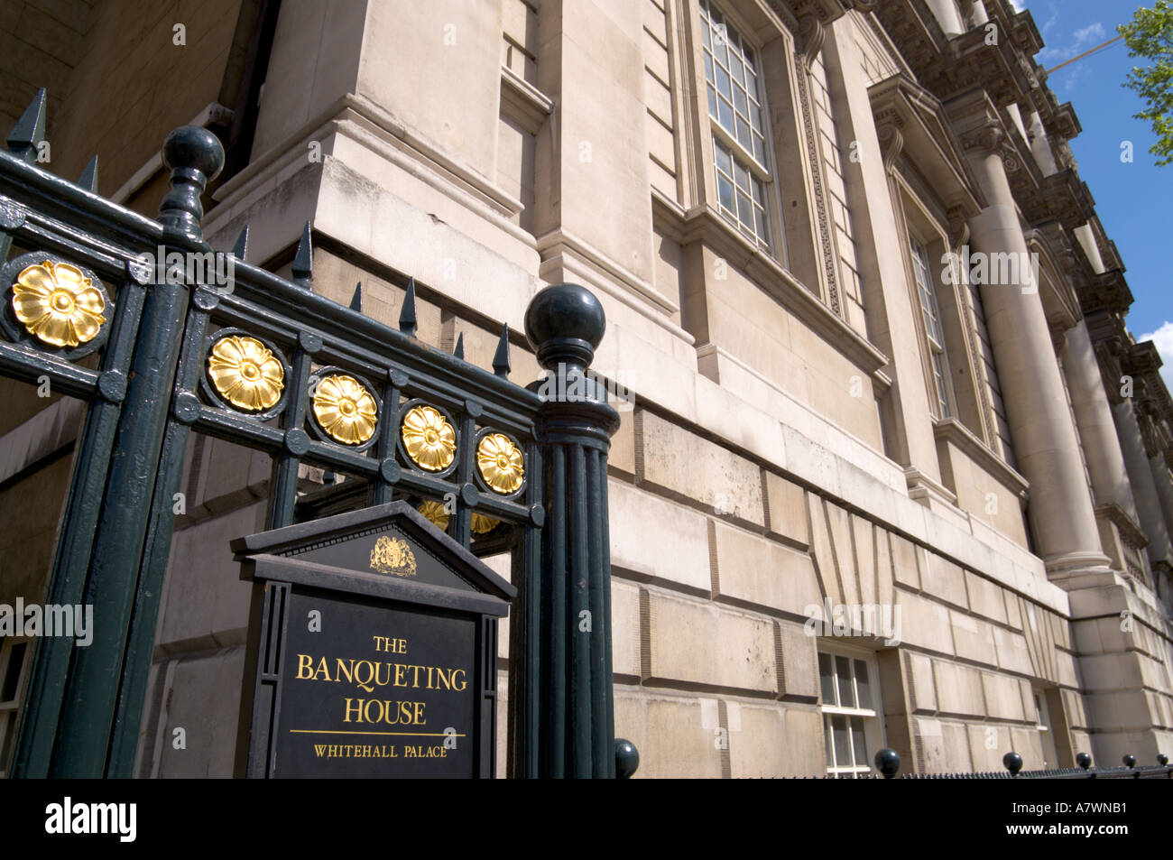 Cancello di ingresso e la Banqueting House di Whitehall Palace di Londra Inghilterra Foto Stock