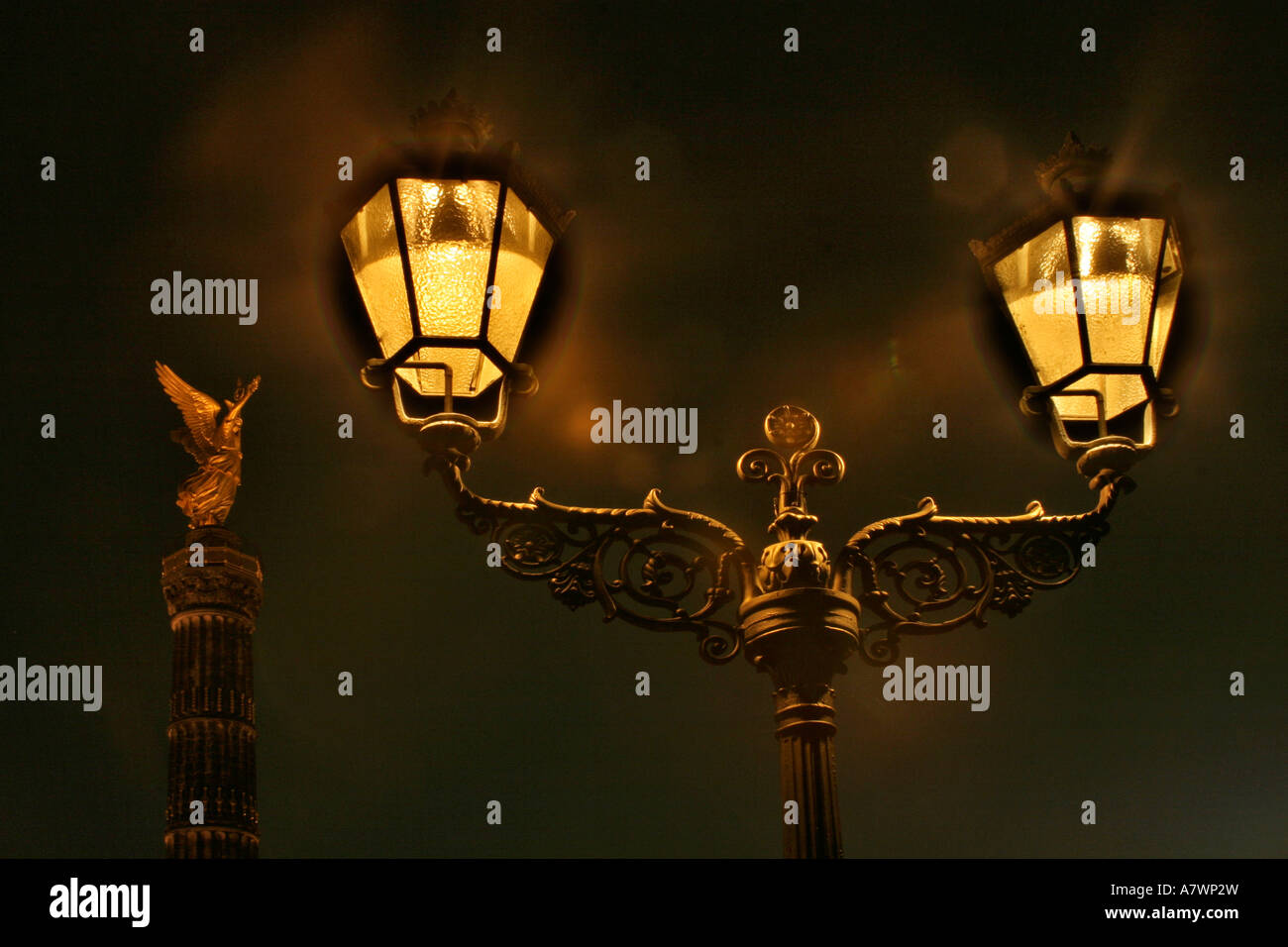 Colonna della vittoria con la vecchia lanterna di notte, Berlino, Germania Foto Stock