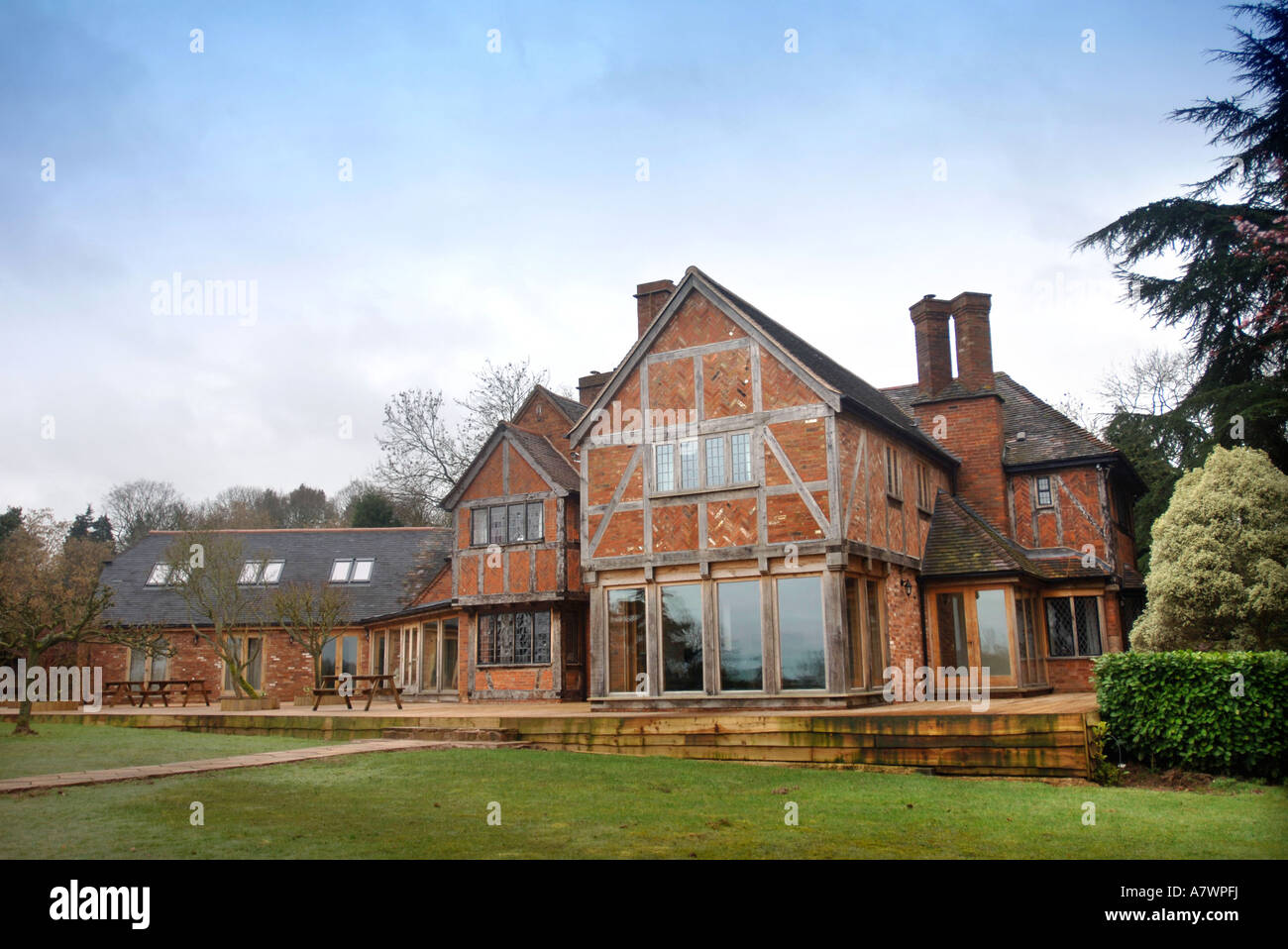 Una grande struttura di legno a casa con mattoni rossi di cui IN PARTE IN STILE SPINA UK Foto Stock