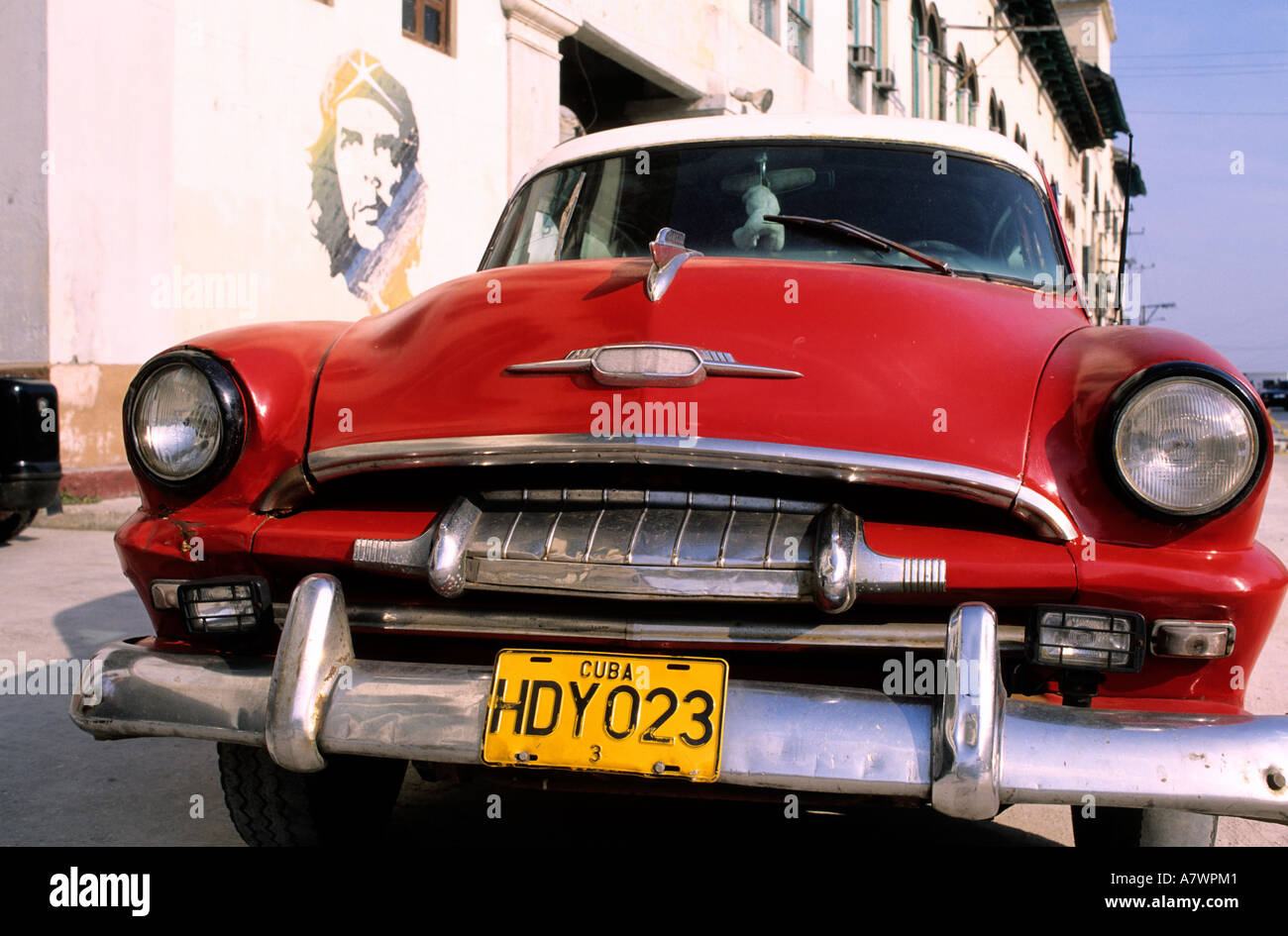 Cuba, La Habana, il quartiere portuale, una vettura americana degli anni cinquanta e a Che Guevara il ritratto Foto Stock
