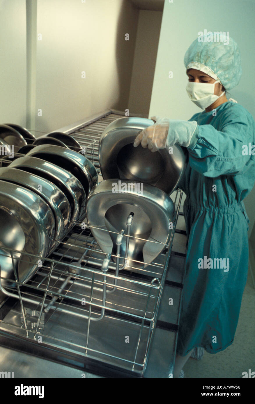 Tecnico di infermiere la sterilizzazione di letto di metallo padelle Foto Stock