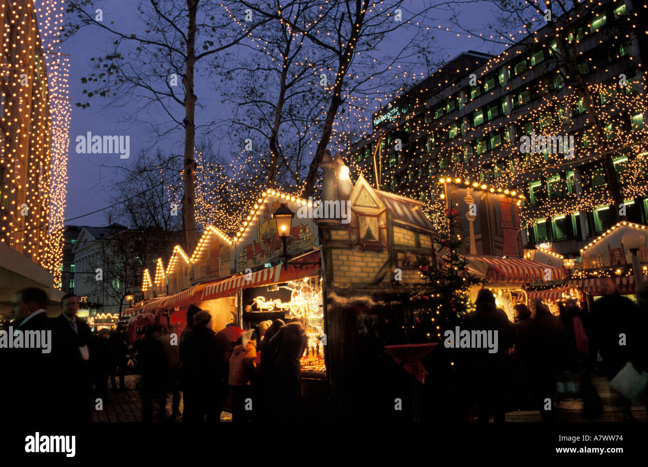 Il mercatino di Natale sulla GERHART HAUPTMANN Platz in Hamburg City center, Germania Foto Stock