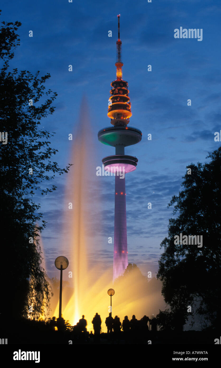 Acqua colorata giochi nel parco parco Planten un Blomen davanti la torre della televisione nel centro della città di Amburgo Foto Stock