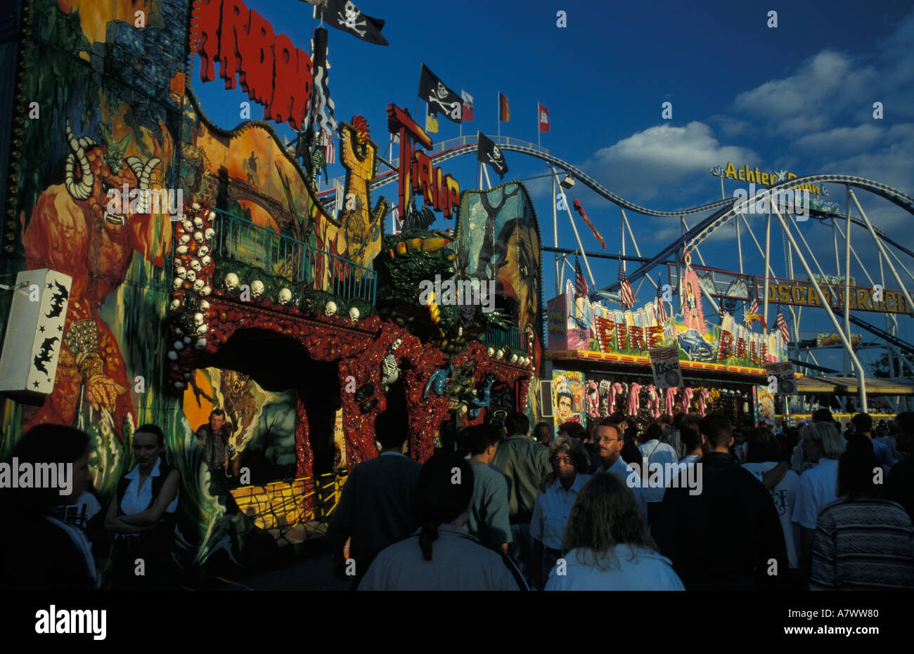 Fairground Ride su la più grande fiera del divertimento nel nord della Germania la Hamburger Dom Europa Foto Stock