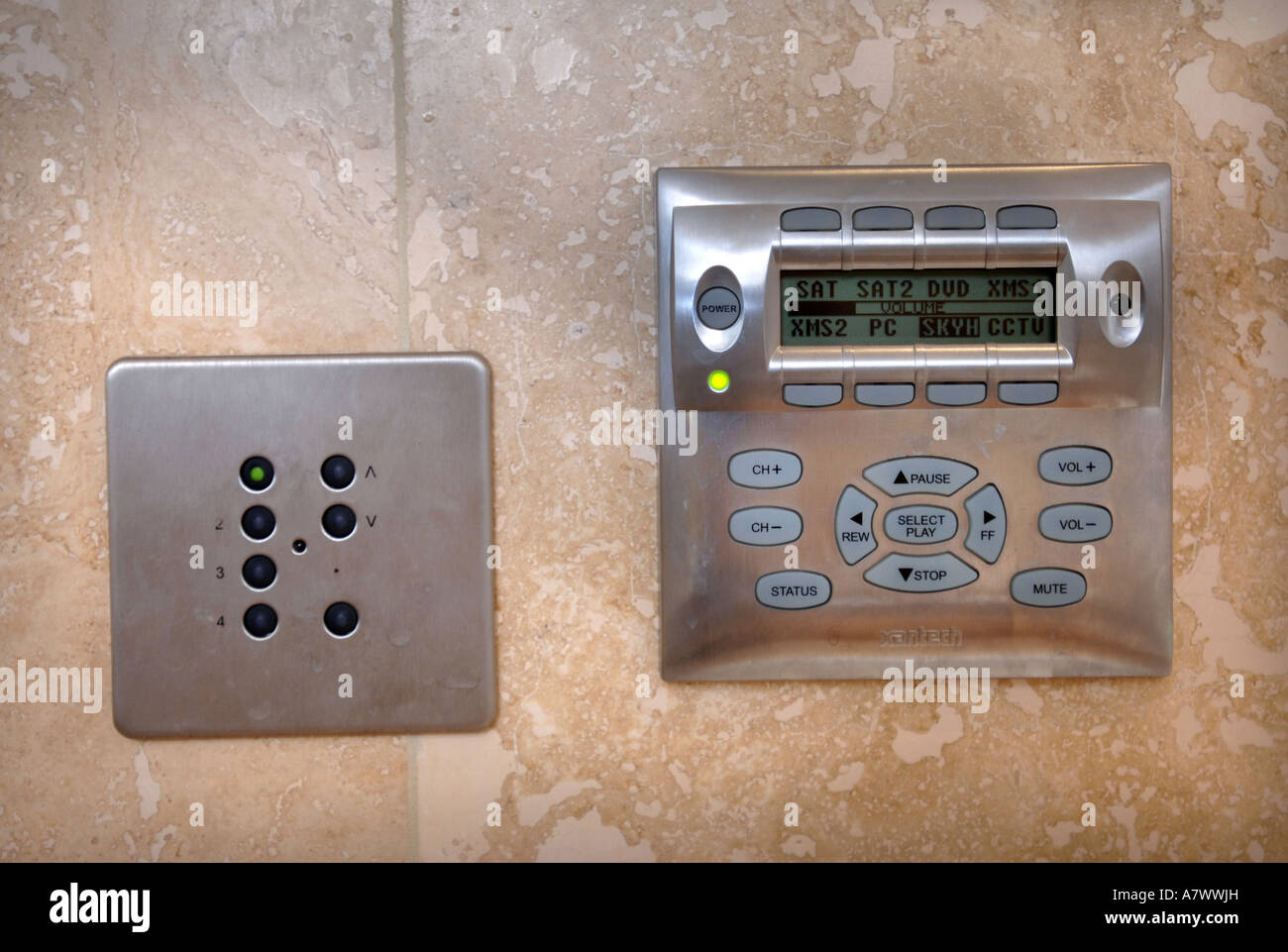 Un tocco delicato impermeabile il pannello di controllo in un bagno di una casa intelligente Foto Stock