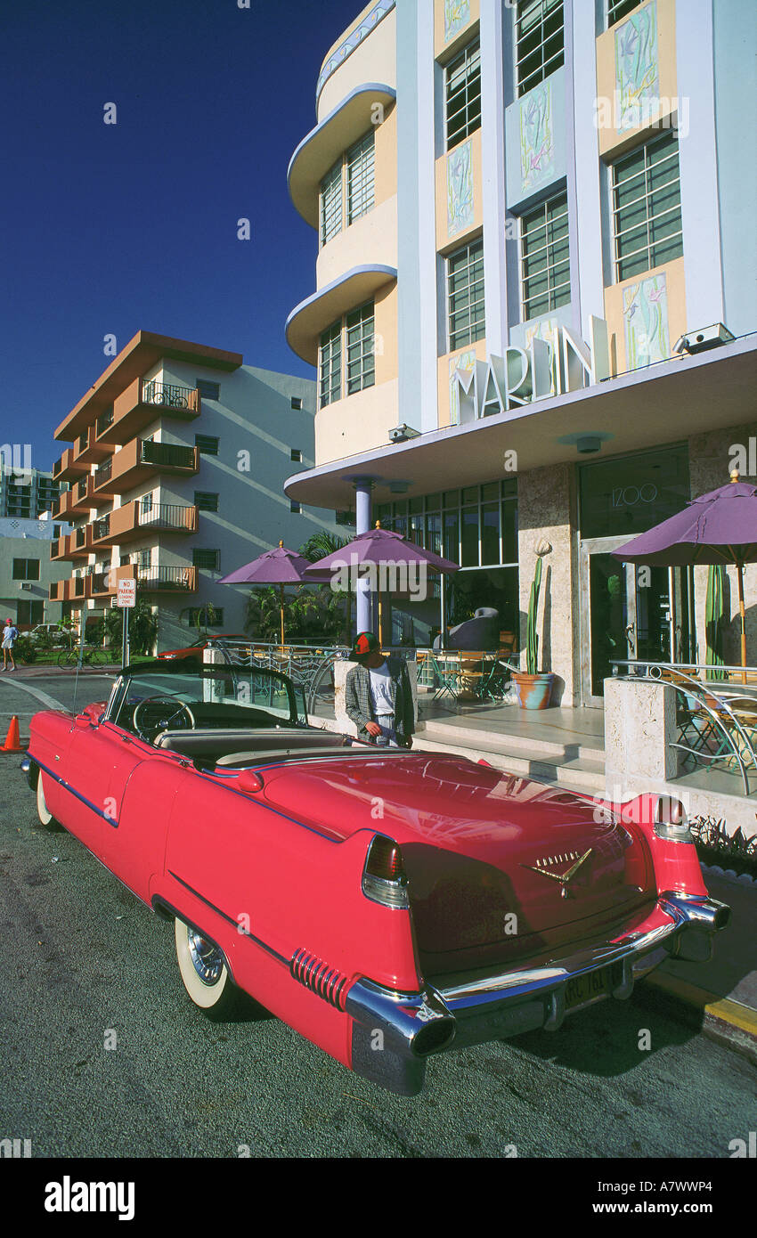 Stati Uniti, Florida, Miami Beach, rosa Cadillac di fronte all'Hotel Marlin Foto Stock