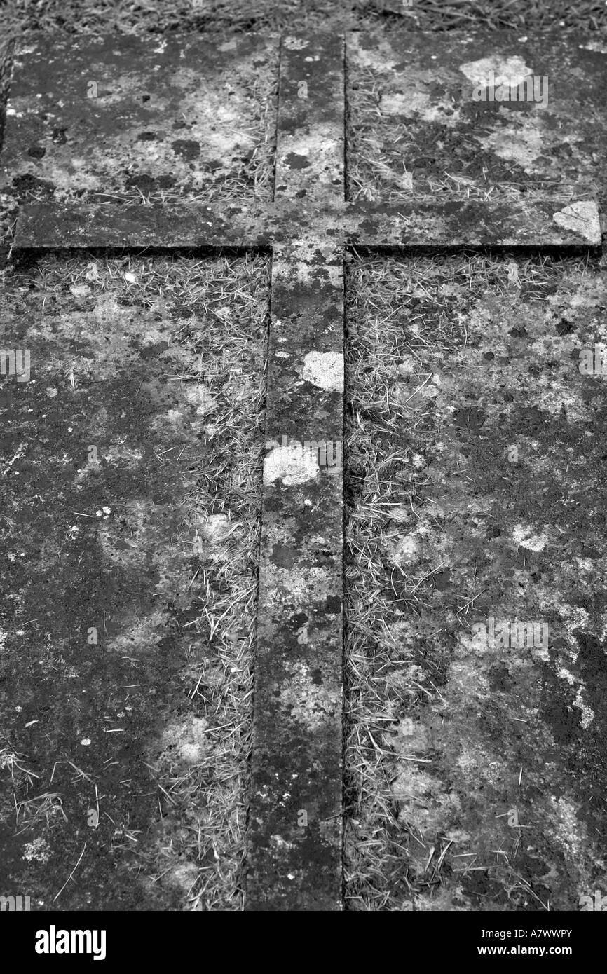 Croce sul vecchio cimitero grave Foto Stock