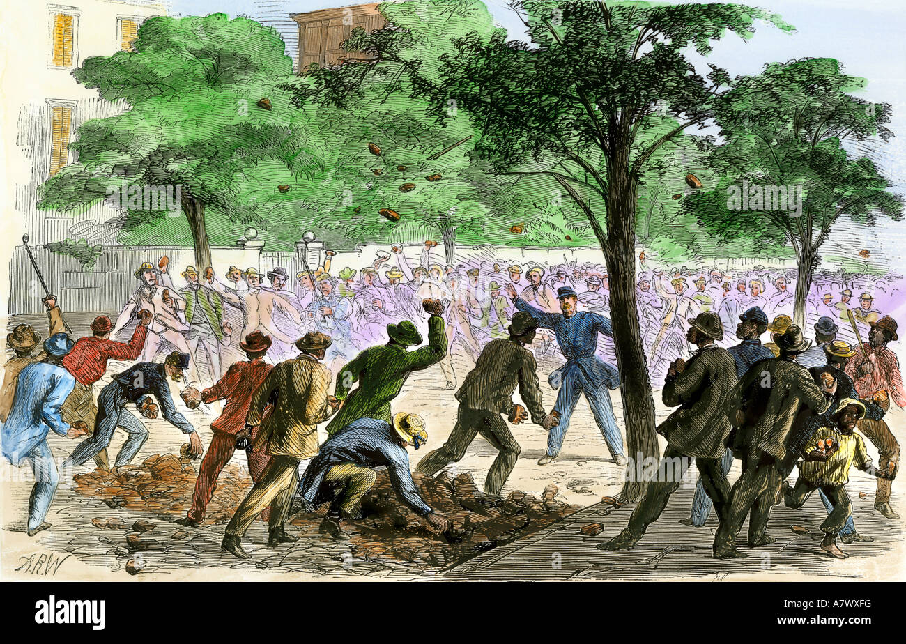 Il bianco e il nero rivoltosi gettando brickbats ad ogni altro in Charleston South Carolina 1866. Colorate a mano la xilografia Foto Stock