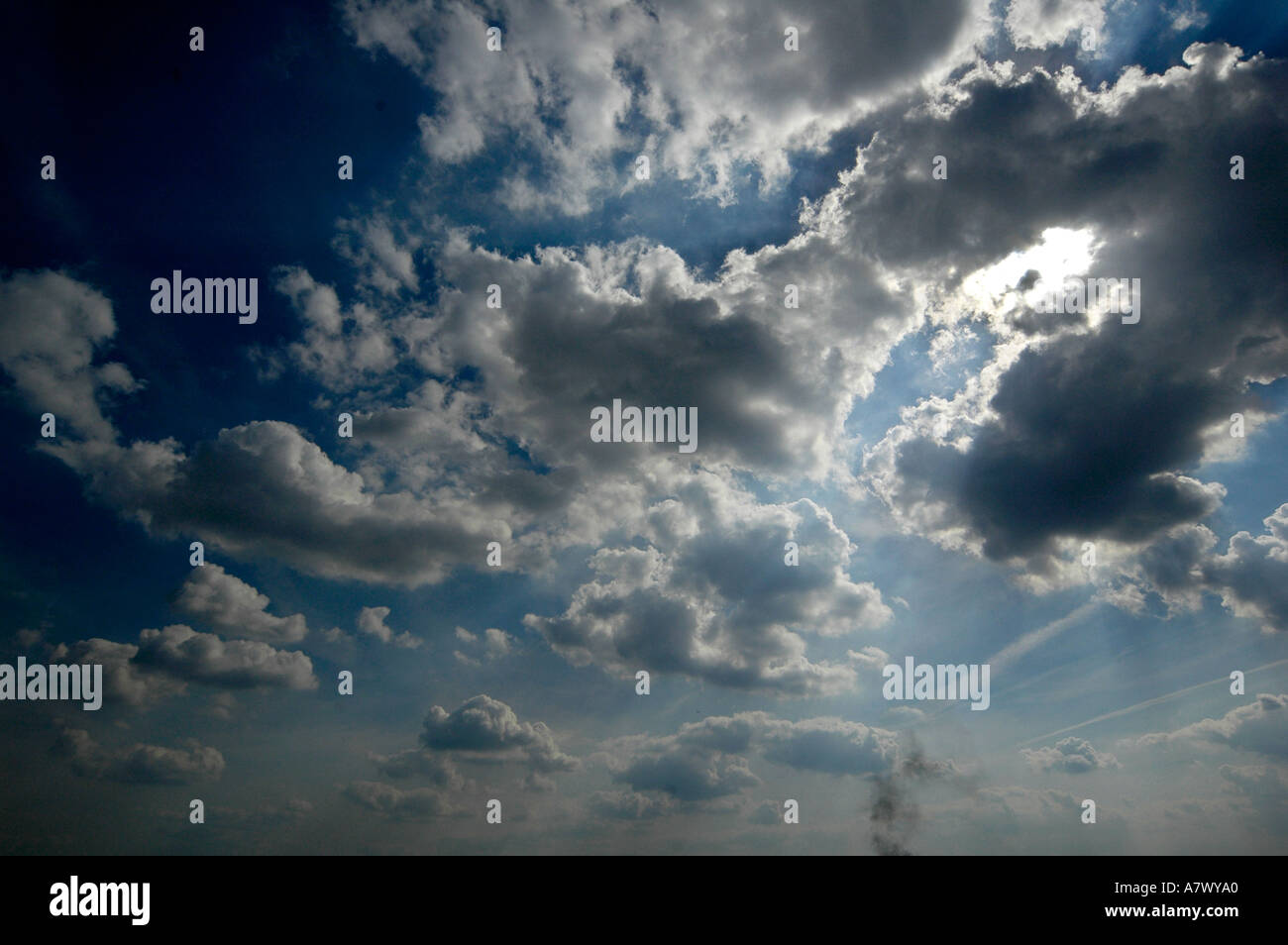Nuvole tempestose nuvoloso grigio potente minaccioso minaccioso retroilluminato sun Foto Stock