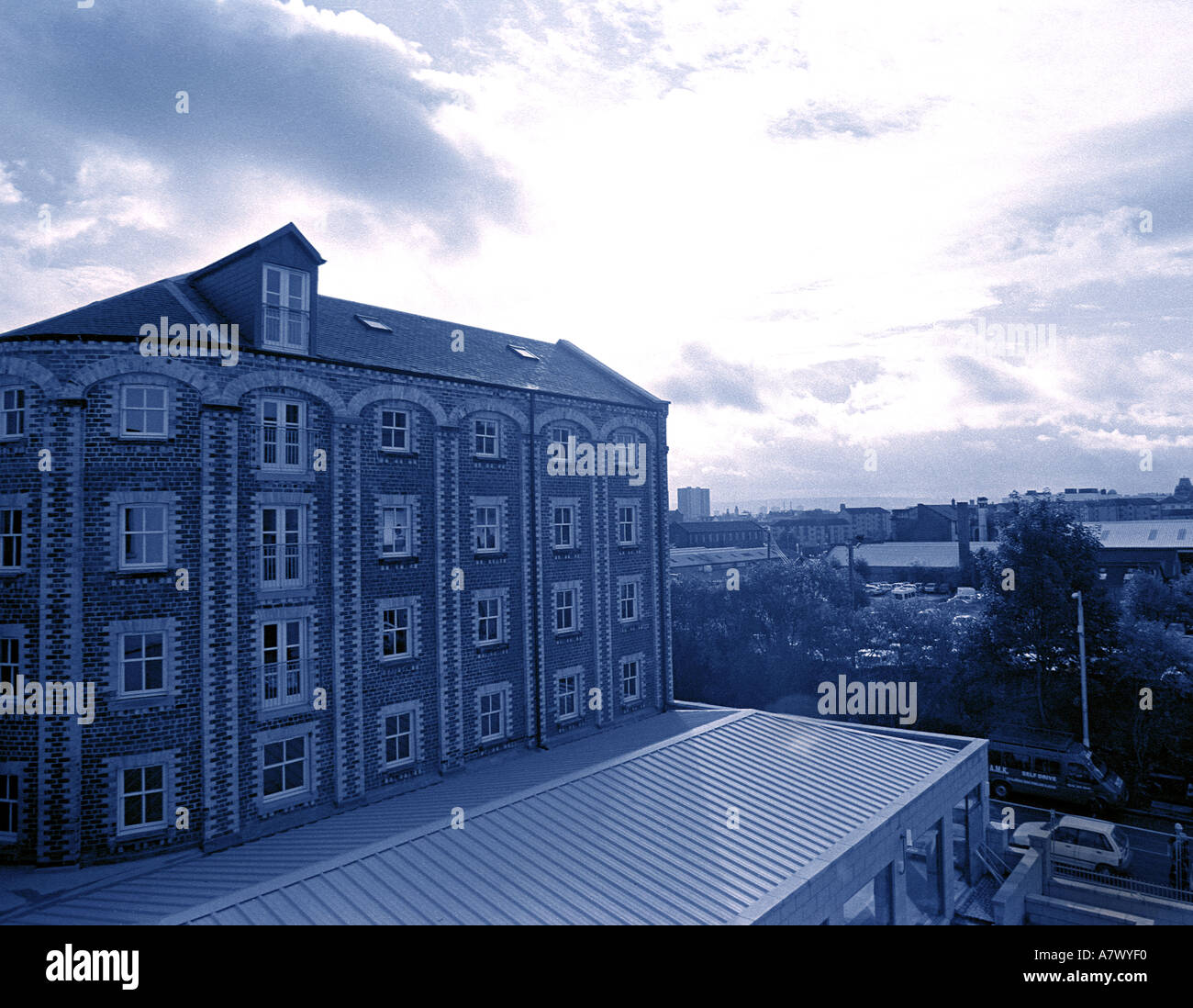 Colore blu cielo che guarda verso il sole con architettonico meraviglioso vecchio edificio in mattoni e la città di Glasgow Foto Stock