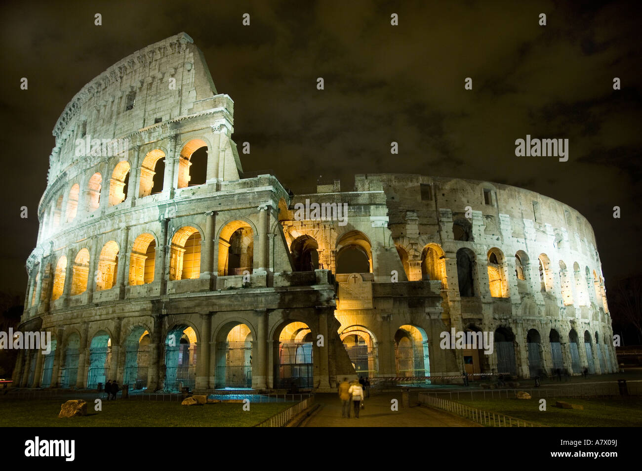 Coppia di fronte a Colosseo Roma di notte Foto Stock