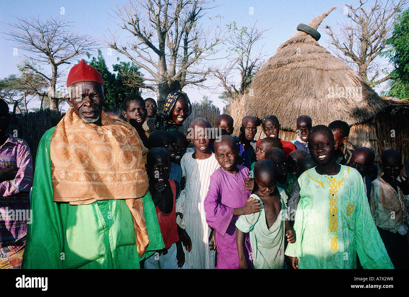 Il Senegal, regione di Thies, Cayor, Garabou-Niass Wolof village, il  villaggio Capo circondato dagli abitanti dei villaggi Foto stock - Alamy