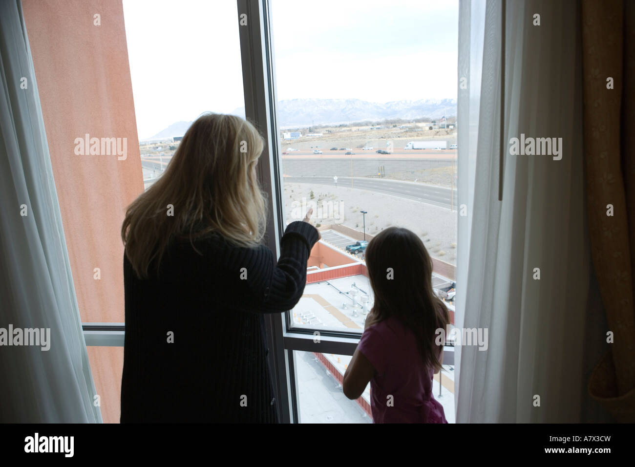 Punti di madre fuori dalla finestra, che mostra la sua figlia punti di interesse nella città di Albuquerque, Nuovo Messico dall'alto Foto Stock