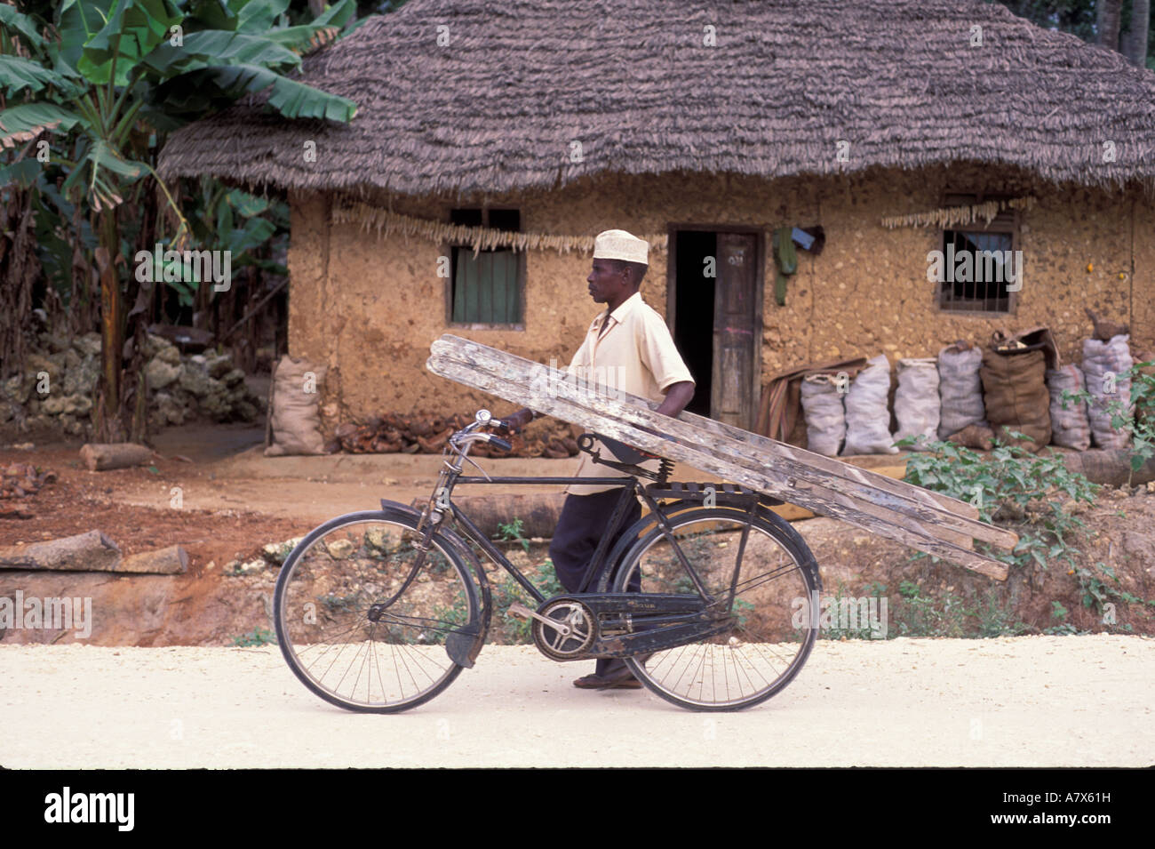 Le Isole Comore, Comors, uomo locale con la bici. Foto Stock