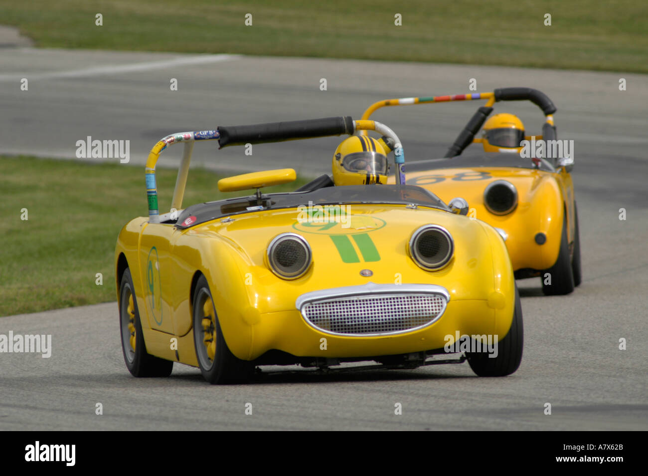 Bert Sadock nella sua 1959 Austin Healey Sprite seguita da Gary Kropf nella sua 1959 Austin Healey Sprite a Grattan canaletta 2004 Foto Stock