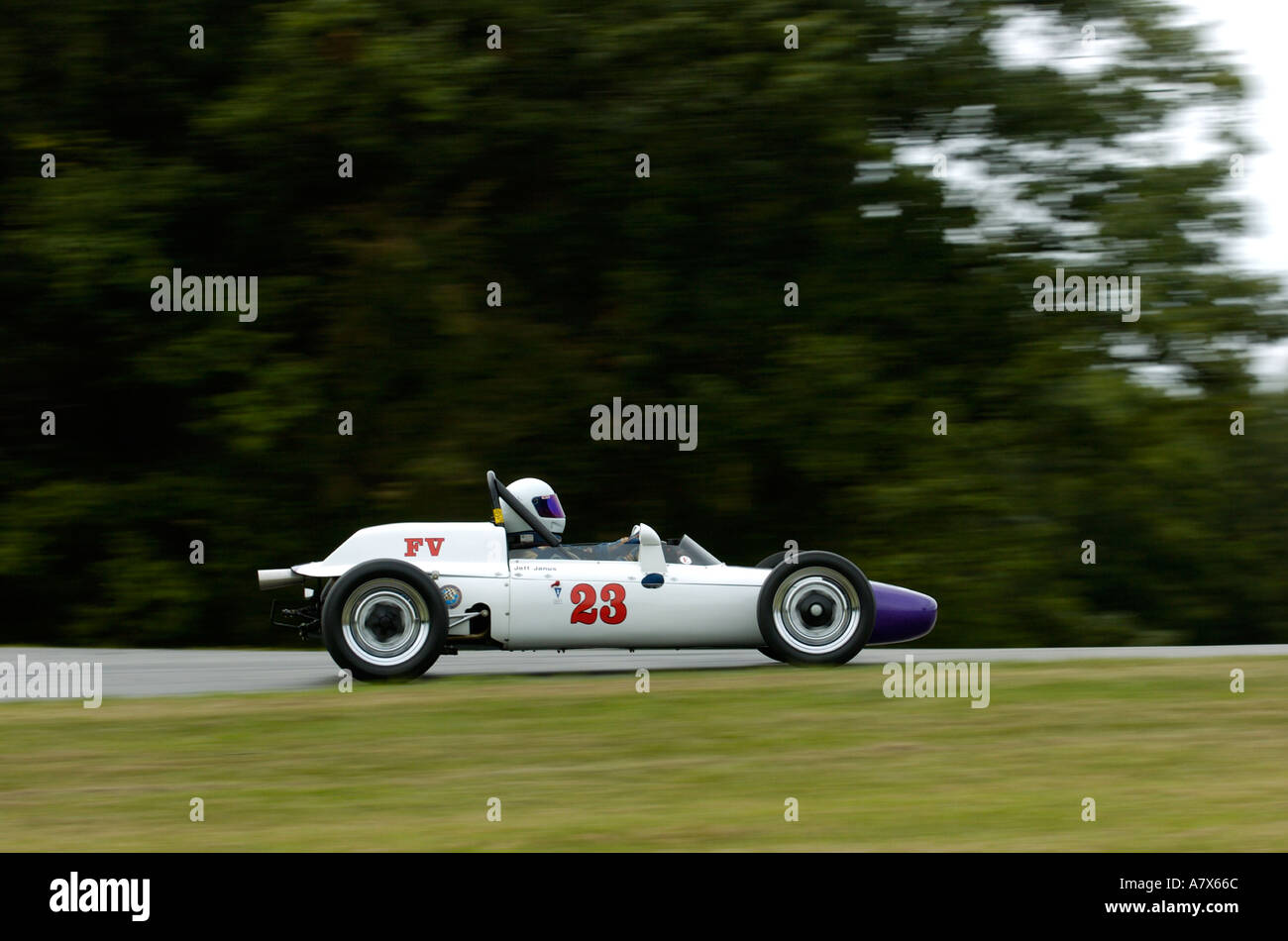 Jeff Janus gare il suo 1964 Autodynamics Mark III Formula Vee auto presso il Vintage Grand Prix au Grattan XVIII 2004 Foto Stock