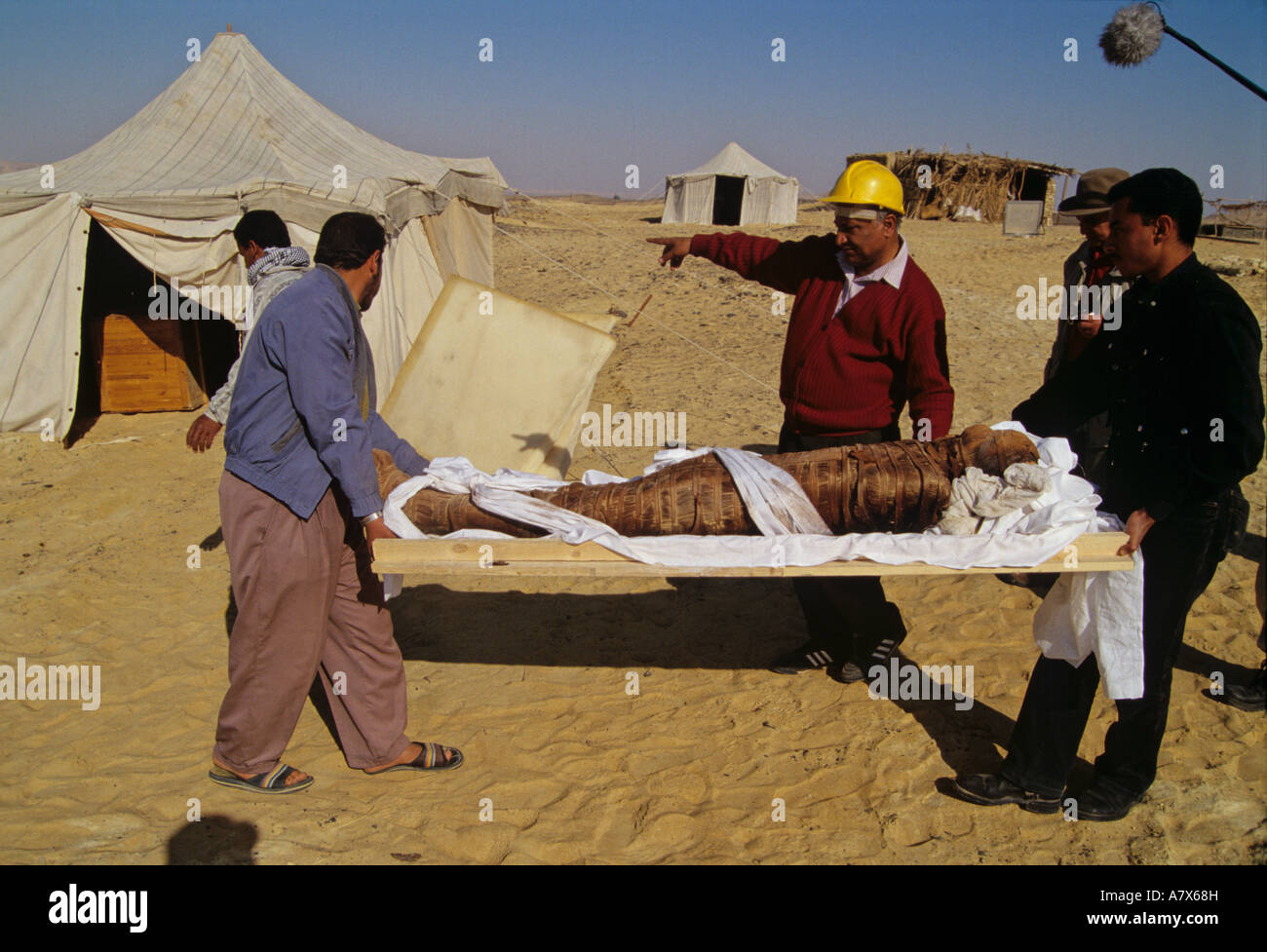 Egitto, Oasi Bahariya, Valle del Golden mummie, Museo Bahariya, equipaggio e Moustafa Abdul Qadar spostare la mummia del Sig. X per tenda Foto Stock