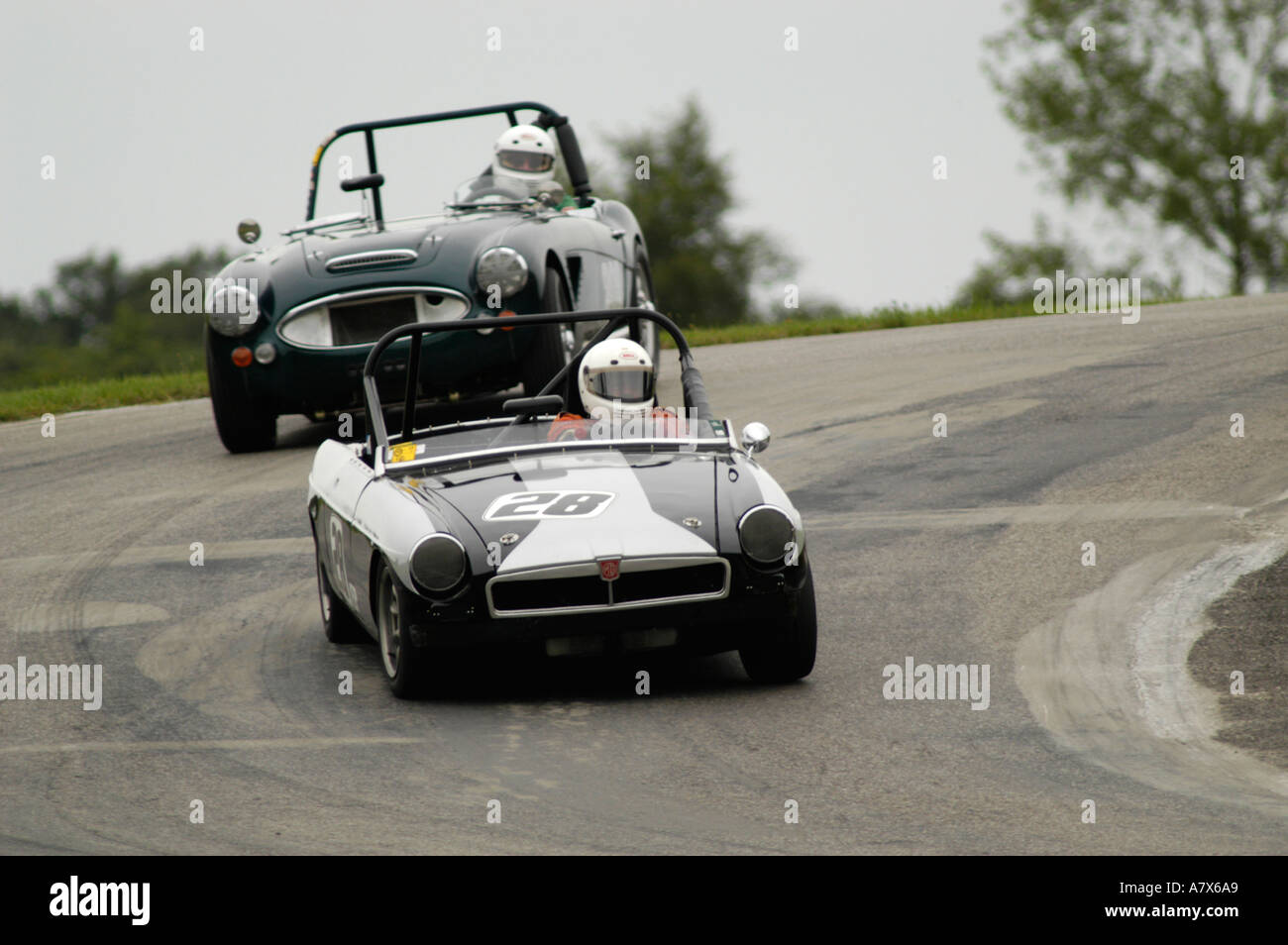 Nowell Korey nel suo 1963 MG B seguita da Thomas Bradford nel suo 1965 Austin Healey 3000 presso l'Annata Grand Prix au Grattan Foto Stock