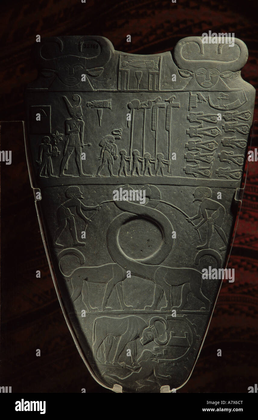 L'Egitto, al Cairo, Museo Egyptiam, Egitto dei faraoni, tavolozza di Narmer, bestie mitiche, raffigurato Narmer indossa corona rossa Foto Stock