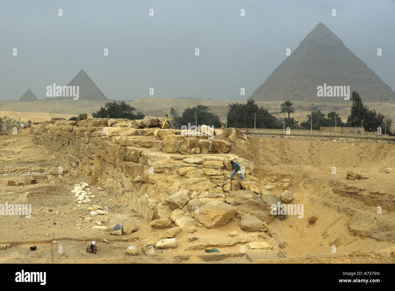 Africa, Egitto, altopiano di Giza. Il dottor Mark Lehner in royal centro di produzione. Foto Stock