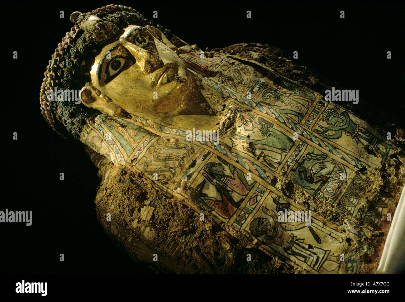 Egitto, Oasi Bahariya, Valle del Golden mummie, la mummia con maschera dorata e dipinta cartonnage piastra del torace Foto Stock