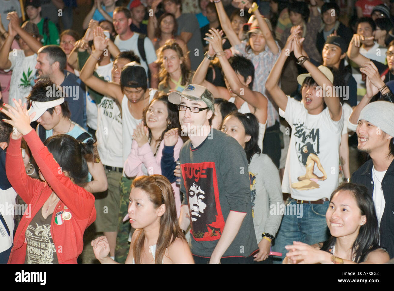 Folla multietnica l'ascolto e la visione di concerto dal vivo Taiwan Cina Kenting urlo molla Foto Stock