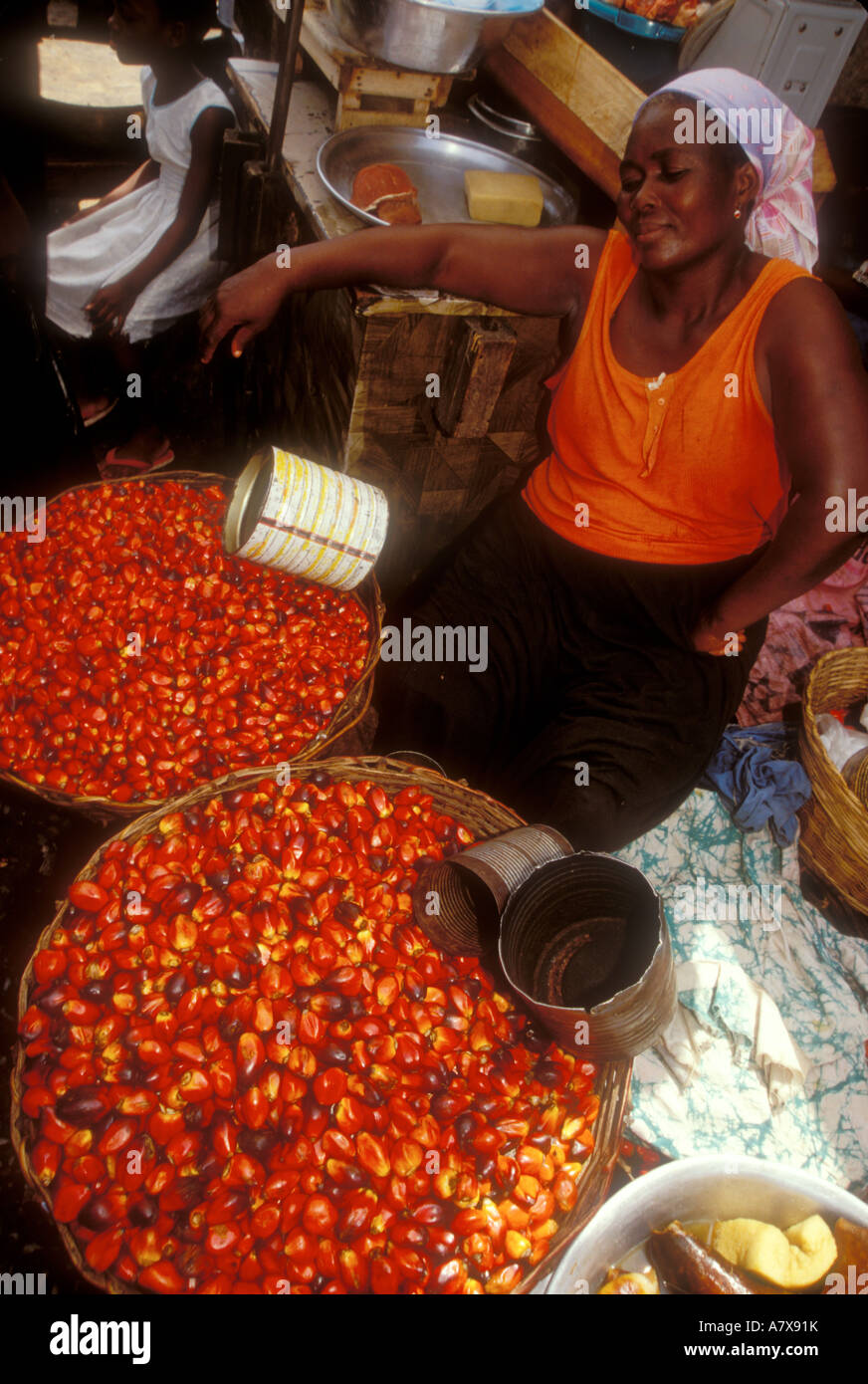 In Ghana, Accra, Makola market, fornitore con dadi di Palm, Marzo. Foto Stock