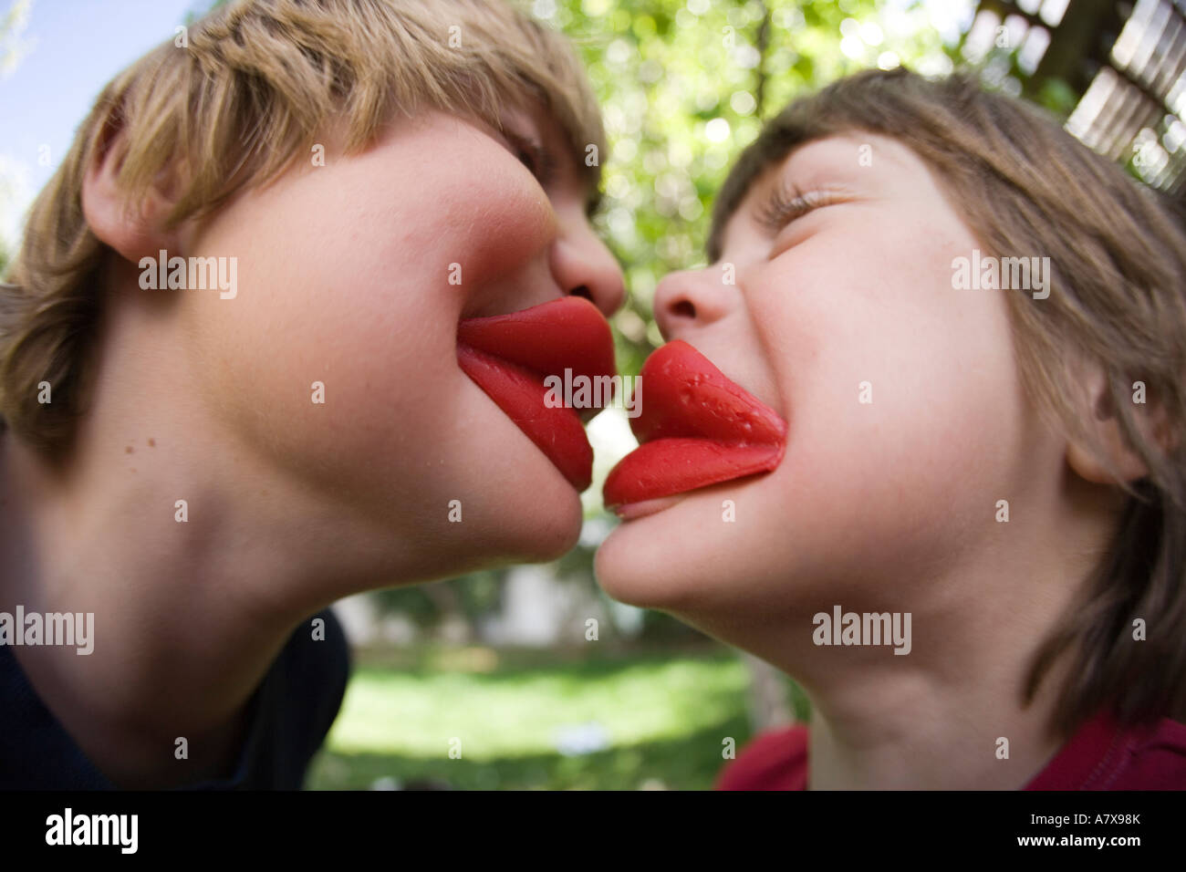 I bambini di essere sciocco con cera rossa labbra Foto Stock