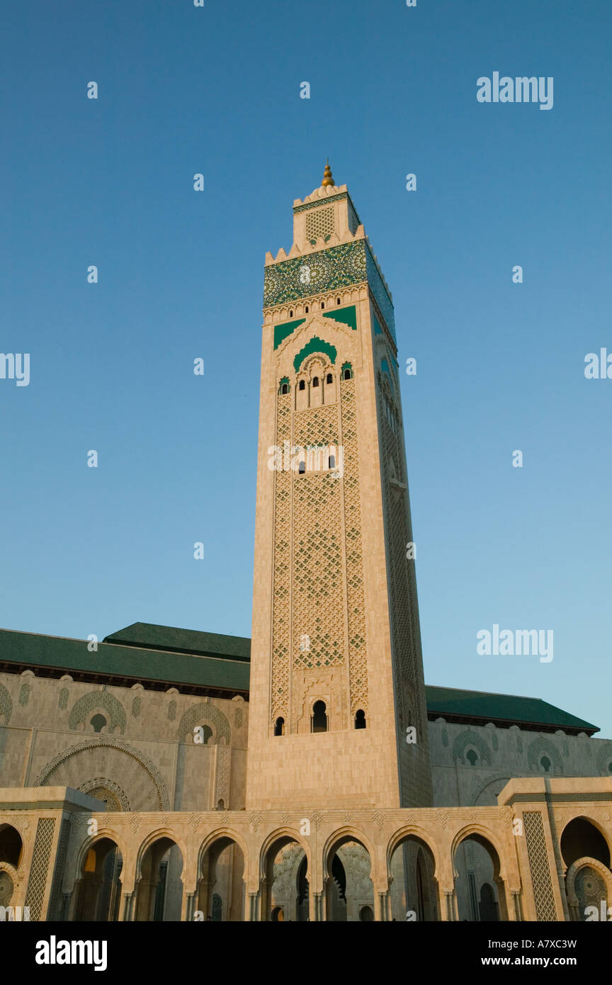 Il Marocco, Casablanca. Moschea di Hassan II , Esterno / Tramonto contiene 25.000 adoratori e il minareto è 210m di altezza Foto Stock