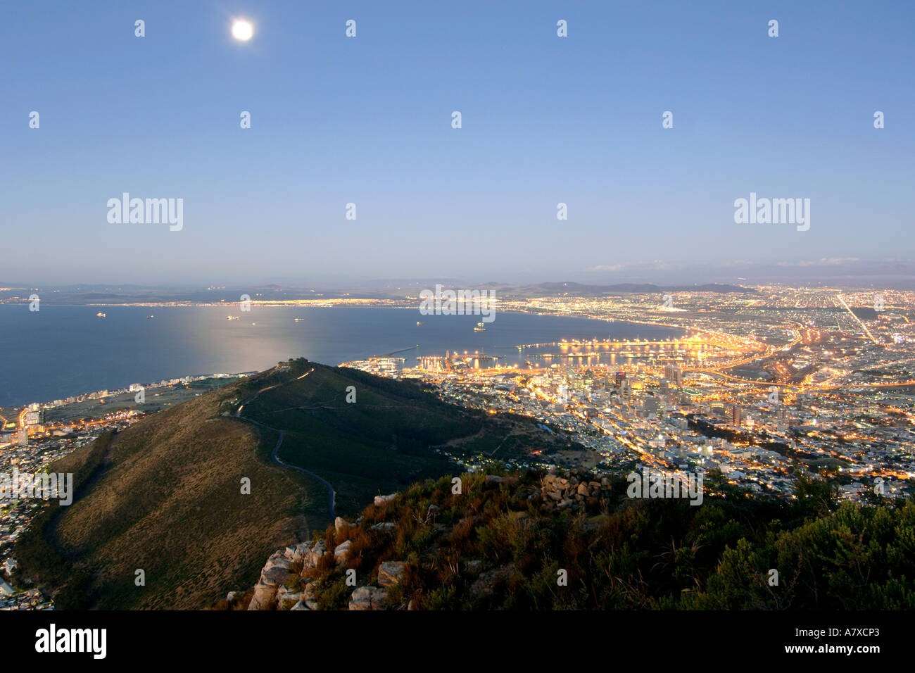 Vista della città di Cape Town Signal Hill e la luna dal vertice della testa di leone al tramonto.la luna piena è visibile. Foto Stock