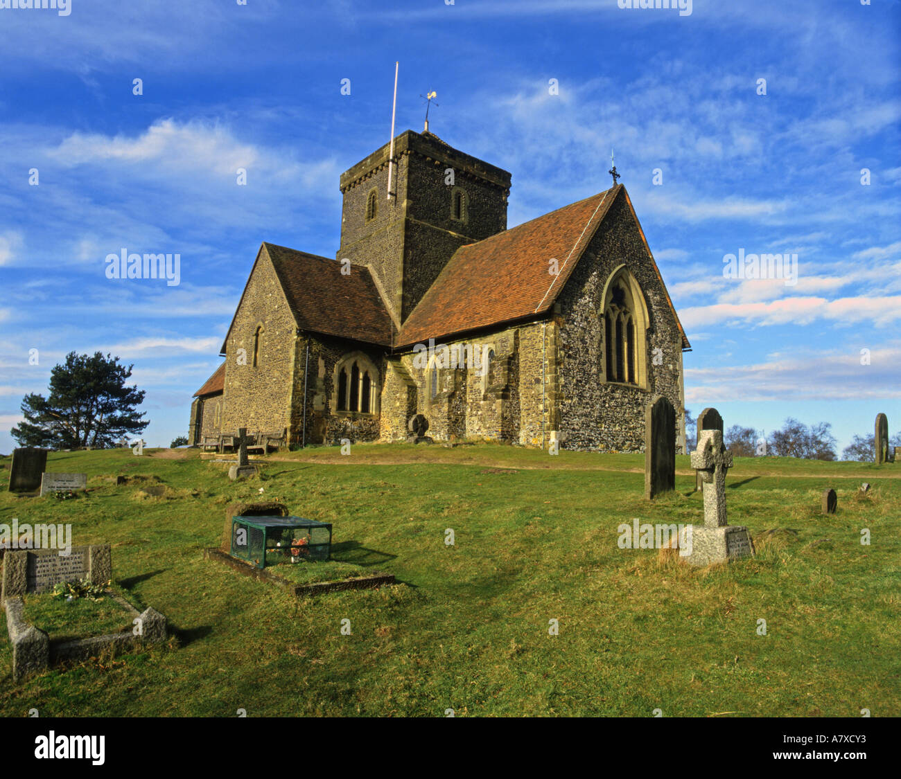 Santa Marta la chiesa normanna su North Downs modo Guildford Surrey in Inghilterra Foto Stock