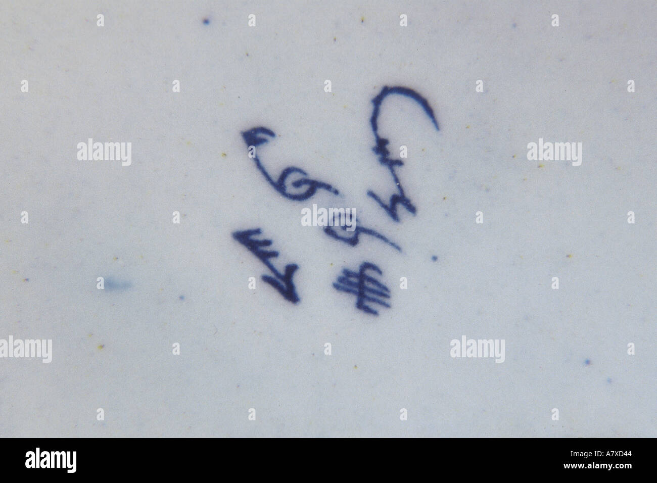 Porcellana di prua di una polvere di massa blu burro circolare vasca e stand circa 1760 imitazione dei segni sul fondo della vasca e stand f Foto Stock