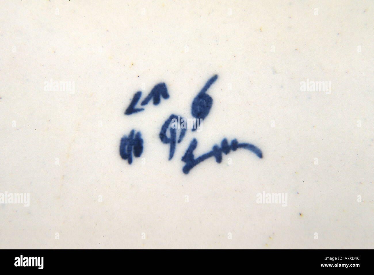 Porcellana di prua carattere mock segni sulla polvere di massa blu piastra ottagonale circa 1760 dalla collezione del London Bor Foto Stock