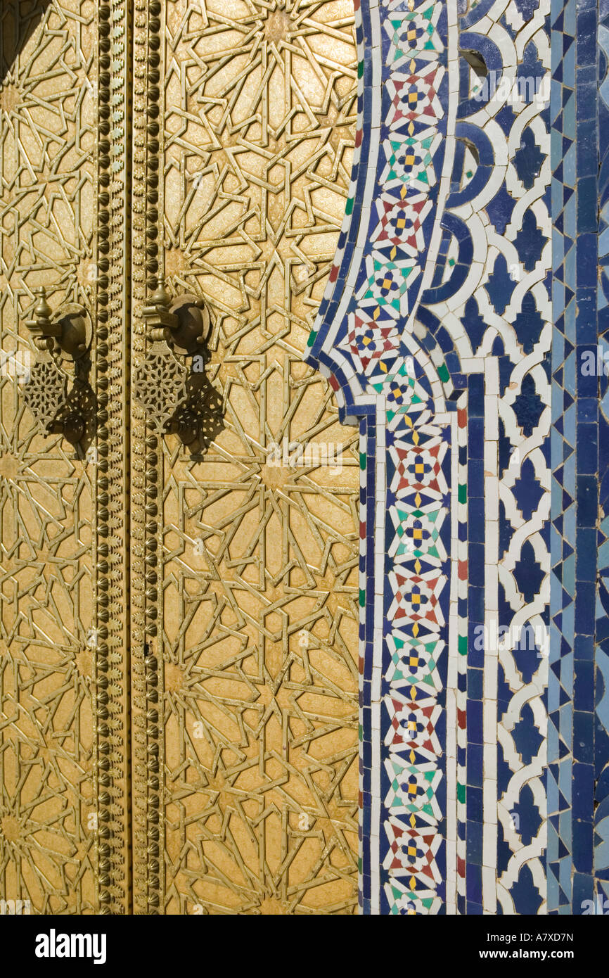 Il Marocco, Fes: Fes, Jdid (Royal Fes), vista del Palazzo Reale da Place des Alaouites, dettaglio della porta Foto Stock
