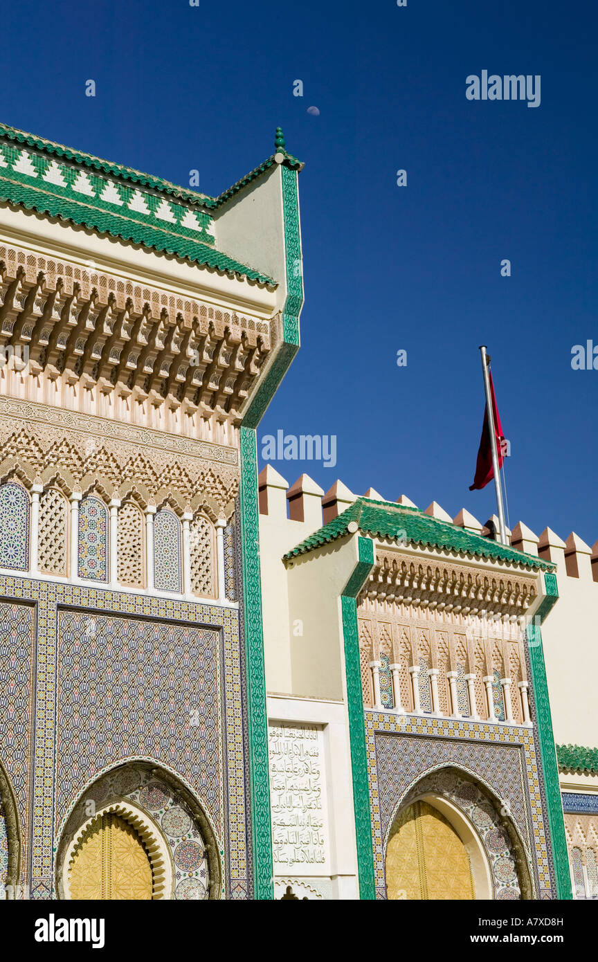 Il Marocco, Fes: Fes, Jdid (Royal Fes), vista del Palazzo Reale da Place des Alaouites Foto Stock