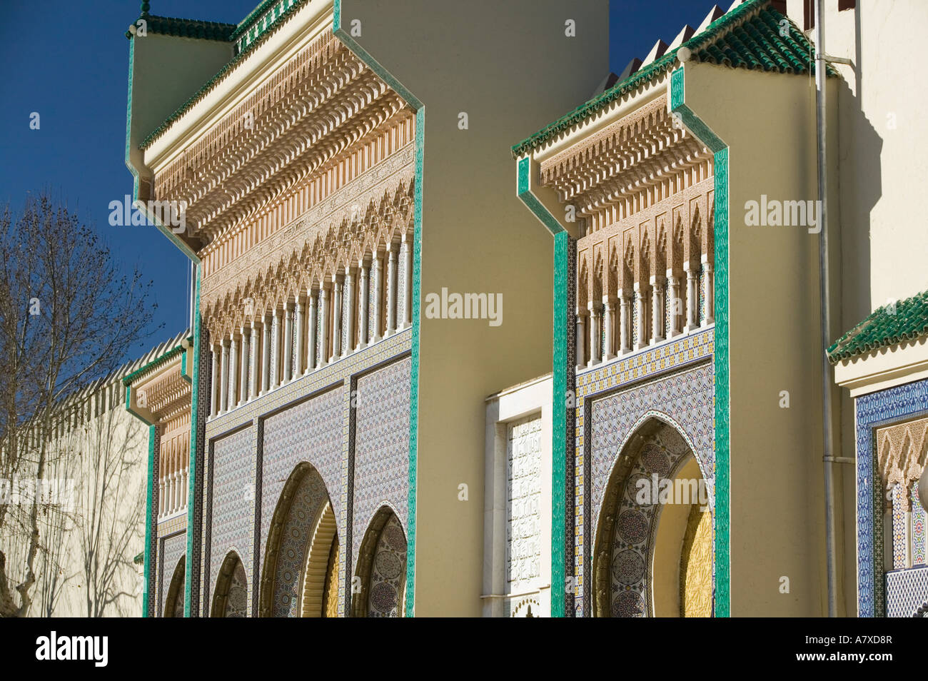 Il Marocco, Fes: Fes, Jdid (Royal Fes), vista del Palazzo Reale da Place des Alaouites Foto Stock