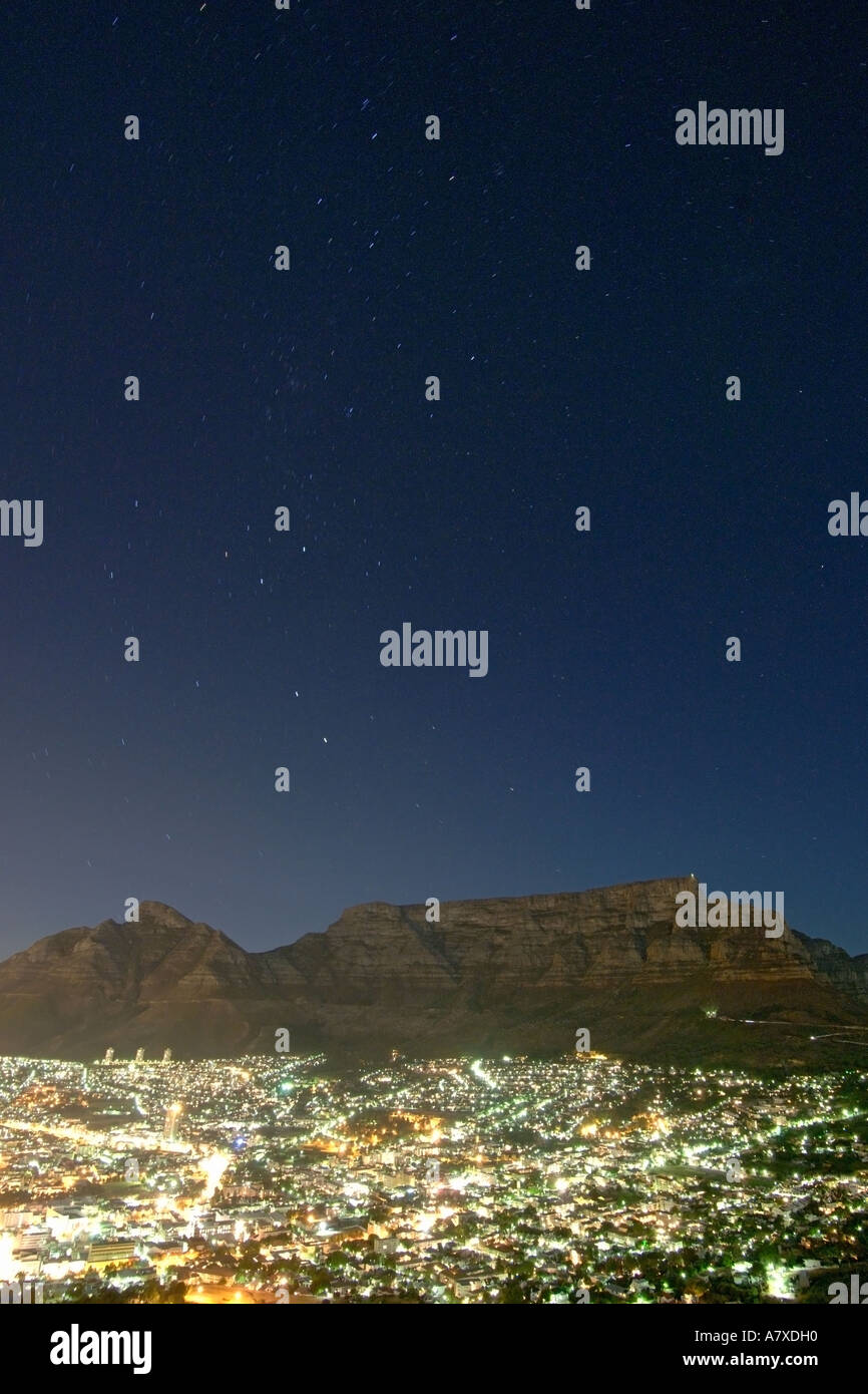 La Table Mountain e la città di Città del Capo in una notte di luna. Foto Stock
