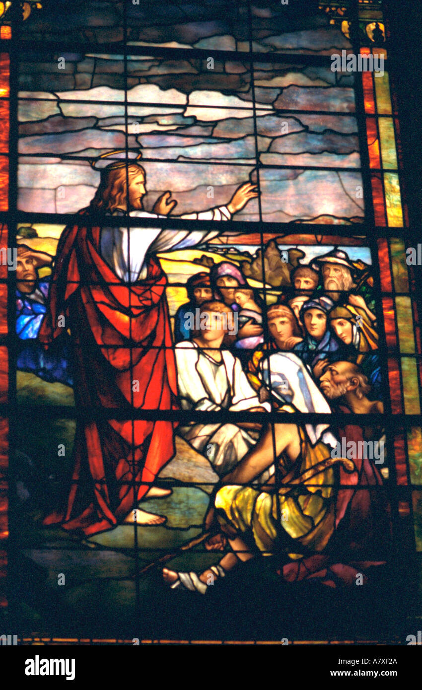 La predicazione di Gesù Sermone della Montagna di seguaci raffigurata sulla macchia di finestra di vetro. Palo Alto in California USA Foto Stock