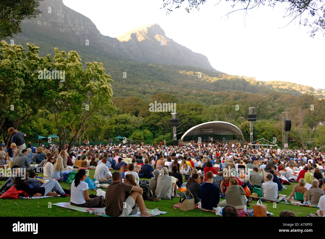 La folla guarda Karen Zoid eseguire al Kirstenbosch concerti estivi anfiteatro di Cape Town Foto Stock