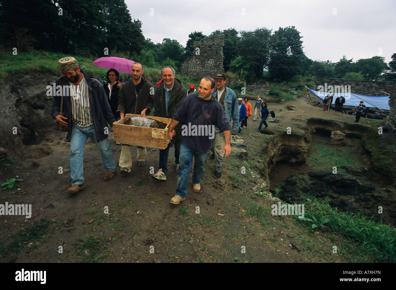 L'Afghanistan, gli scienziati con cassa tenendo 1,77 anno vecchio cranio, Dmanisi, Georgia Homo erectus sito Foto Stock