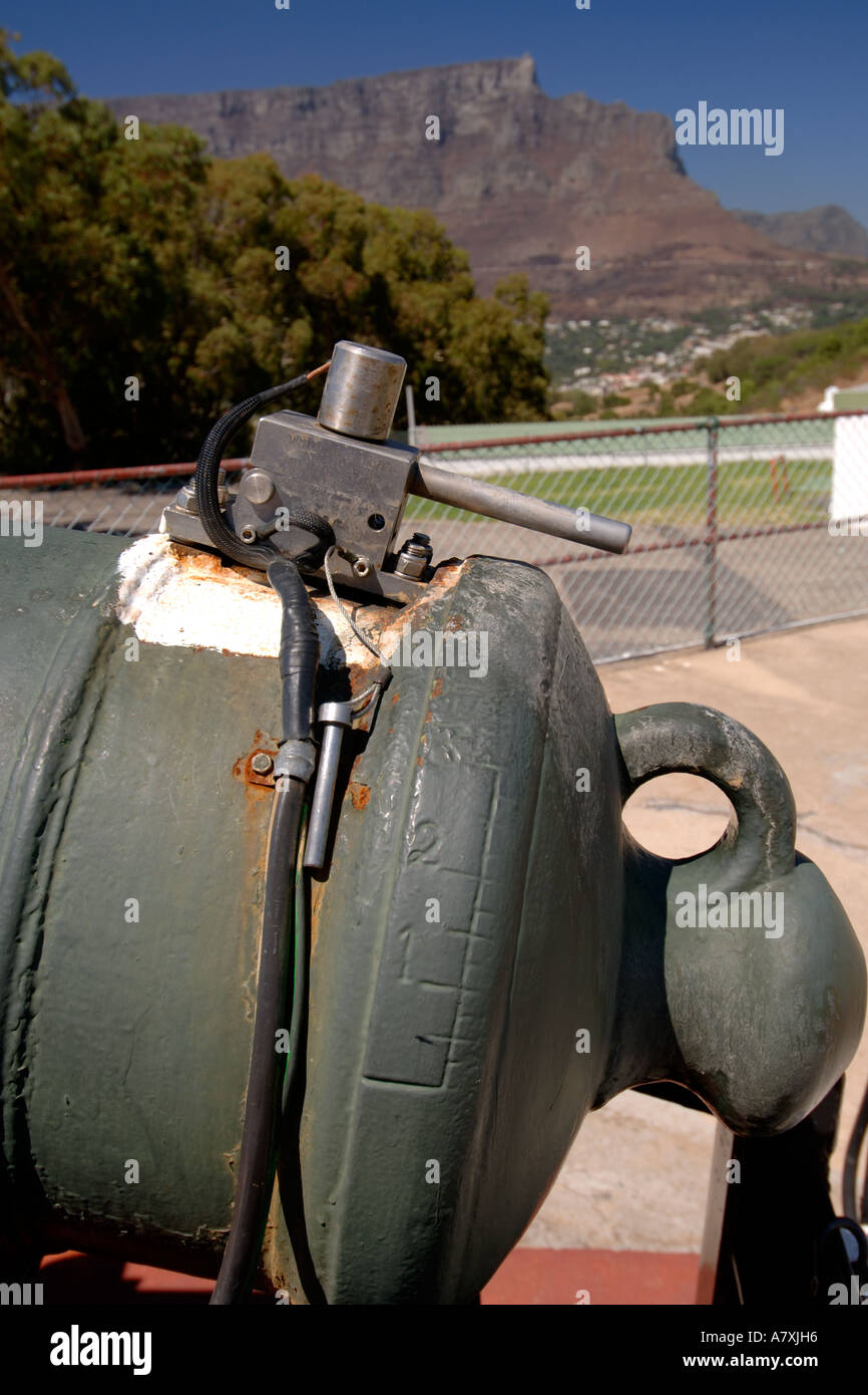 Close-up del percussore meccanismo su uno dei due "mezzogiorno gun' cannoni a Cape Town, Sud Africa. Foto Stock