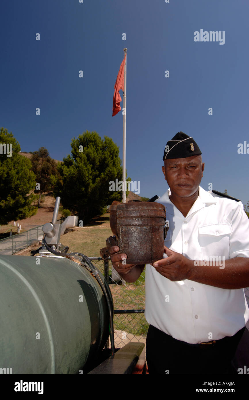 Chief Petty Officer Dudley malghe tenendo la borsa in pelle impiegati per trasportare la carica utilizzata per sparare il cannone di mezzogiorno a Cape Town. Foto Stock